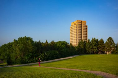 Bismarck, ND, ABD - 19 Haziran 2022: Kongre Binası, Capitol Grounds Native Prairie 'den burada görülen 21 katlı Art Deco kulesidir..  