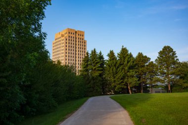Bismarck 'taki Capitol Grounds Native Prairie' den çekilen Kuzey Dakota Eyaleti Kongre Binası, eyaletteki en uzun ve yaşanabilir bina olan 21 katlı Art Deco kulesidir..  