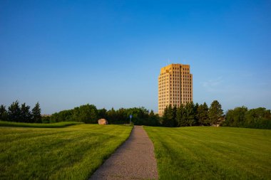 Bismarck 'taki Capitol Grounds Native Prairie' den çekilen Kuzey Dakota Eyaleti Kongre Binası, eyaletteki en uzun ve yaşanabilir bina olan 21 katlı Art Deco kulesidir..  