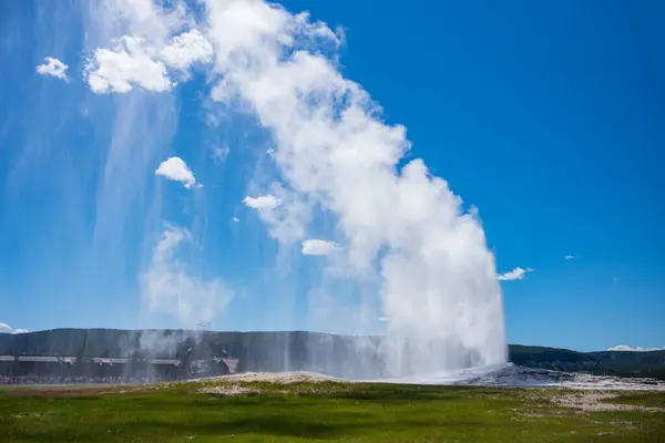 Famous Geyser Old Faithful Photographed Sunny Day Yellowstone National Park — Foto de Stock
