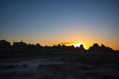 Güney Dakota 'daki Badlands Ulusal Parkı' nda gün batımı manzarası. 