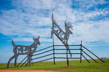 Dickinson, ND, ABD - 19 Haziran 2022: Deer Crossing 32 millik Büyülü Otoyol boyunca inşa edilen 8 hurda metal heykelden biridir. Koleksiyon dünyanın en büyük koleksiyonu olarak kabul edilir. Projeyi ressam Gary Greff tasarladı.