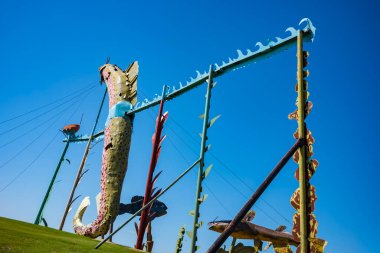 Dickinson, ND, ABD - 19 Haziran 2022: Fisherman 's Dream, 32 millik Büyülü Otoyol boyunca inşa edilen 8 hurda metal heykelden biridir. Koleksiyon dünyanın en büyük koleksiyonu olarak kabul edilir. Projeyi ressam Gary Greff tasarladı.