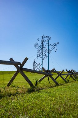 Naip, ND, ABD - 19 Haziran 2022: Teddy Rides Again 32 millik Büyülü Otoyol boyunca inşa edilen 8 hurda metal heykelden biridir. Koleksiyon dünyanın en büyük koleksiyonu olarak kabul edilir. Projeyi ressam Gary Greff tasarladı.