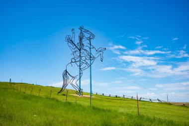 Naip, ND, ABD - 19 Haziran 2022: Teddy Rides Again 32 millik Büyülü Otoyol boyunca inşa edilen 8 hurda metal heykelden biridir. Koleksiyon dünyanın en büyük koleksiyonu olarak kabul edilir. Projeyi ressam Gary Greff tasarladı.