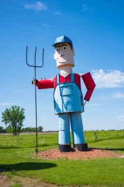 Naip, ND, ABD - 19 Haziran 2022: Teneke Aile, 32 millik Büyülü Otoyol boyunca inşa edilen 8 hurda metal heykelden biridir. Koleksiyon dünyanın en büyük koleksiyonu olarak kabul edilir. Projeyi ressam Gary Greff tasarladı.