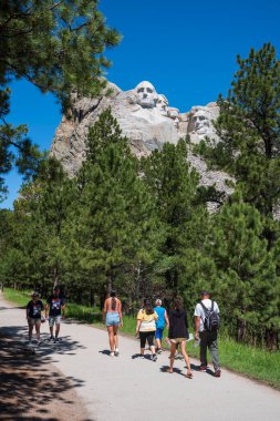 Keystone, SD, ABD - 22 Haziran 2022: Turistler Rushmore Dağı Ulusal Anıtı 'nı ABD başkanları George Washington, Thomas Jefferson, Theodore Roosevelt ve Abraham Lincoln' ün yüzlerini resmediyor
