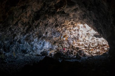 Arco, ID, ABD - 27 Haziran 2022: Turistler, bir yaz günü Ay Anıtı ve Koruma Alanı 'ndaki lav tarlalarında kurulan mağaraları keşfettiler.. 