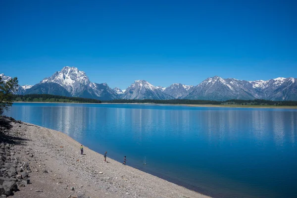 Jackson Usa Jun 2022 Child Throws Stone Jackson Lake Which — Φωτογραφία Αρχείου