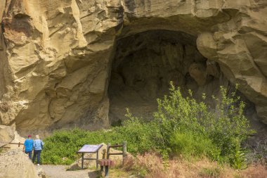 Billings, MT, ABD - 23 Haziran 2022: Turistler 2000 yıllık Amerikan yerlilerinin resimlerinin yer aldığı üç mağaraya ev sahipliği yapan bir Devlet Piktograf Mağarası 'nı keşfettiler. 