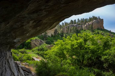Pictograph Mağarası, Montana Eyalet Parkı, Billings yakınlarında, üç mağaraya ev sahipliği yapıyor. Eyaletin ilk profesyonel arkeolojik çalışmalarının yapıldığı yer. 2000 yıllık Amerikan yerlilerinin resimlerini görebildikleri yer..