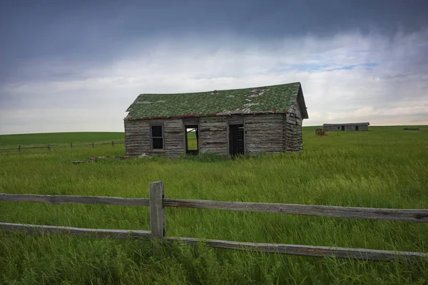Una Granja Vacía Descansa Los Pastizales Dakota Del Norte Durante — Foto de Stock