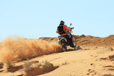 Çölde yarış motosiklet