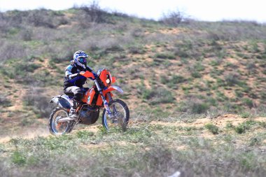 Çölde yarış motosiklet