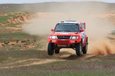 Çölde yarış arabası