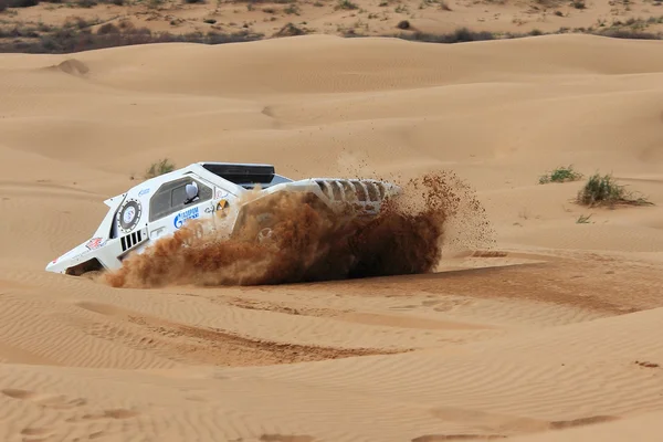 Carro de corrida no deserto — Fotografia de Stock