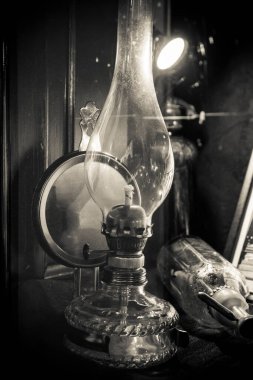Siyah beyaz eski bir gaz lambası.