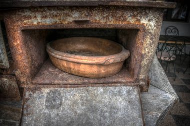 Eski bir fırın ve eski bir fırın.