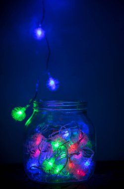 Dekoratif Noel ışıklarıyla dolu bir kavanoz.