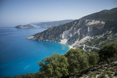 Kefalonia adasındaki güzel Myrtos Sahili yukarıdan izleniyor.