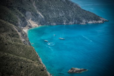 Kefalonia adasındaki güzel Myrtos Sahili yukarıdan izleniyor.