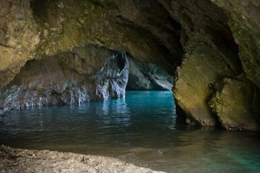 Kefalonia adasındaki Myrtos Sahili 'ndeki mağarada kayalıklar ve su