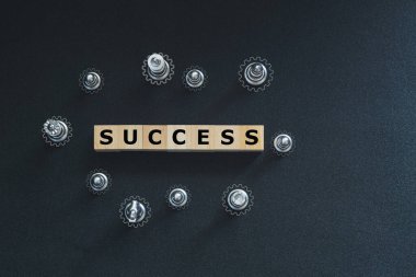 Geçmişi olan bir satranç. İş yönetimi stratejisi kavramı ve pazarlama planı ve ekip veya işbirliği ile analiz. Liderlik ve işbirliği fikri başarıya doğru gidiyor.