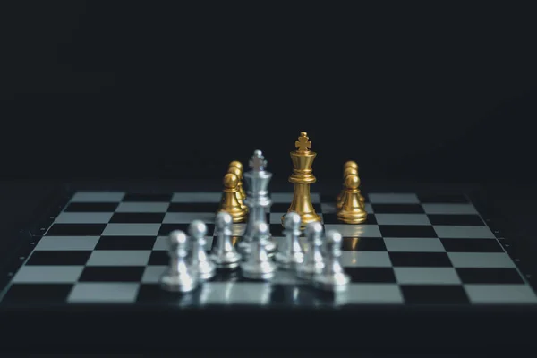 有背景的国际象棋企业管理战略的概念和分析与营销计划和团队或协作 领导和团队合作的理念走向成功 — 图库照片