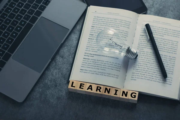 Portatile Tablet Libro Lampadina Concetto Autoapprendimento Formazione Business Learning Idea — Foto Stock