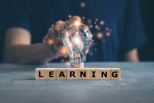 Glühbirne Mit Würfelförmigem Buchstaben Wort Lernen Selbstlernende Oder Pädagogische Kenntnisse — Stockfoto