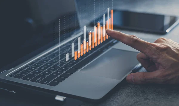 Dizüstü bilgisayar ya da haritalı bilgisayar. İş ve finansal büyüme ve başarı kavramına yatırım. Borsa fonu stratejisi için yatırımcı veri analizi. Kazanç veya kazanç için yatırım yapın.