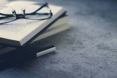 Kitap yığını ya da kalemli ders kitabı. İş başarısı fikri ya da çözüm konsepti. İş adamının ya da profesyonelin gücünü düşünmek. Çalışmak, çalışmak ya da ilham almak