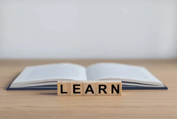 Bok Med Learn Framgångsrik Företagskunskap Genom Inlärning Eller Utbildningsidé Kunskap — Stockfoto