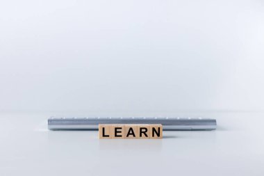 Ticari başarı fikri ve eğitim, öğrenim ve ikon konsepti. İş adamı ya da öğrenci bilgisi ilham ve bilişsel gelişim.