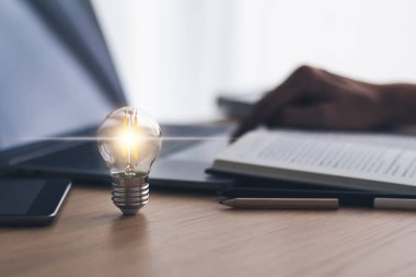 Parlak ışık ya da dizüstü bilgisayarlı parlak lamba. Ticari başarı fikri ve eğitim, öğrenim ve öğrenim kavramı. İş adamı ya da öğrenci bilgisi ilham ve bilişsel gelişim