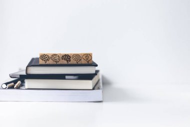 Eğitim ikonu. Başarı stratejisi, çözüm, plan ve başarı için geliştirme. Eğitim bilgisi ve öğrenme ya da ilham alma fikri. Çalışma ve düşünme motivasyonu