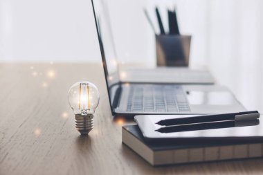 Parlak ışık ya da kitap ya da kitapla parlayan lamba. Ticari başarı fikri ve eğitim, öğrenim ve öğrenim kavramı. İş adamı ya da öğrenci bilgisi ilham ve bilişsel gelişim