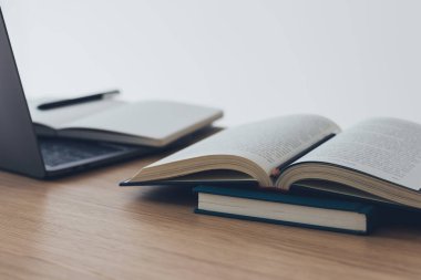 Kitaplı bilgisayar laptopu. Ticari başarı fikri ve eğitim, öğrenim ve öğrenim kavramı. İş adamı ya da öğrenci bilgisi ilham ve bilişsel gelişim