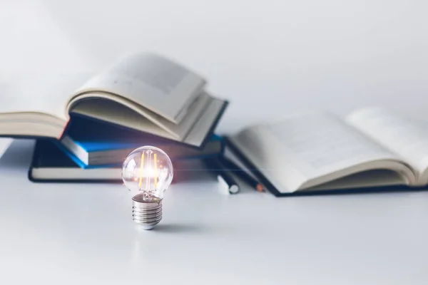 Lykt Eller Glødelampe Med Bok Eller Lærebok Forretningsideer Utdanning Studier – stockfoto
