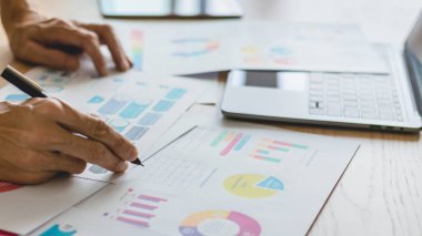 İş stratejisi ve pazarlama planlaması için bilgi ve veri analizi. Girişimci ya da küçük işletme hakkında düşünmek ya da çalışmak. Finansal grafik, tabletli çizelge.