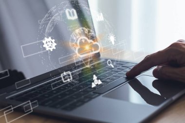 İşletme fikri ve bilgisi siber uzaydan öğreniyor ya da öğreniyor. Evde dizüstü bilgisayar kullanarak çevrimiçi istihbarat eğitim sistemi.