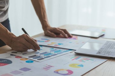 İş stratejisi ve pazarlama planlaması için bilgi ve veri analizi. Girişimci ya da küçük işletme hakkında düşünmek ya da çalışmak. Finansal grafik, tabletli çizelge.