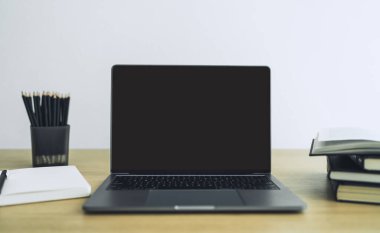 Kitaplı ya da kitaplı boş ekran dizüstü bilgisayar. İş zekası veya eğitim bilgi geliştirme ve bilişsel öğrenme konsepti