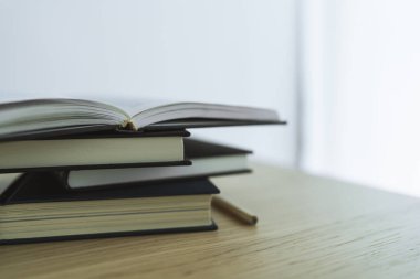 Kopya alanı olan bir kitap. Evde ders çalışmak ya da ders kitaplarıyla öğrenmek. Eğitim bilgi geliştirme ve bilişsel öğrenme konusunda başarı fikri