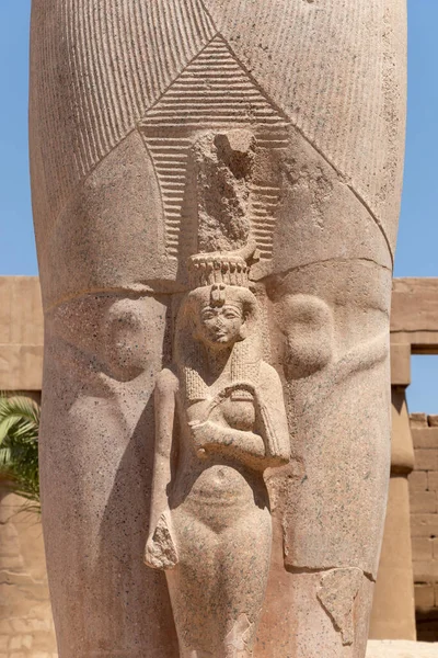 埃及卢克索市Karnak的Amun Ra庙宇里的Ramses Ii和他的女儿Merit Amon雕像 — 图库照片