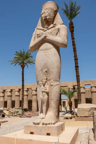 Het Standbeeld Van Ramses Met Zijn Dochter Merit Amon Tempel — Stockfoto