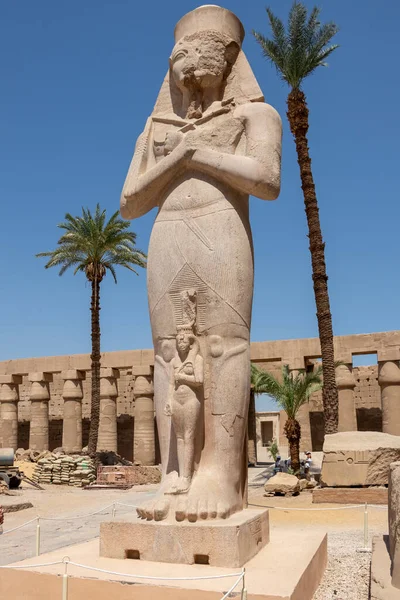 Estatua Ramsés Con Hija Merit Amon Templo Amón Karnak Luxor — Foto de Stock