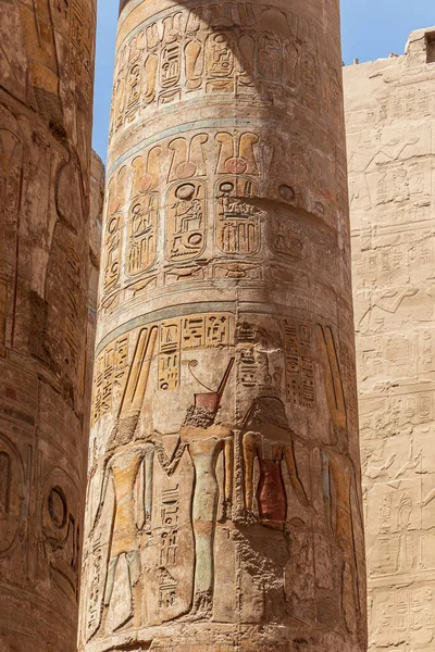 Masszív Oszlopok Újjáépítés Után Gyönyörű Egyiptomi Templomban Luxorban Hieroglifákkal Ősi — Stock Fotó