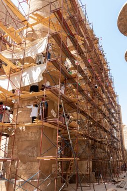 Luxor, Mısır - 21 Eylül 2021: Karnak Tapınağı Kompleksindeki Büyük Hypostyle Salonundaki 134 sütunun temizlenmesi.