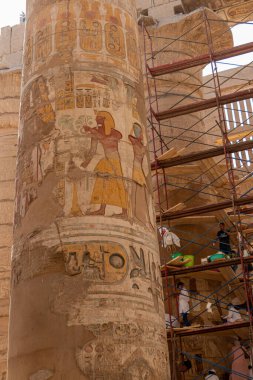 Luxor, Mısır - 21 Eylül 2021: Karnak Tapınağı Kompleksindeki Büyük Hypostyle Salonundaki 134 sütunun temizlenmesi.